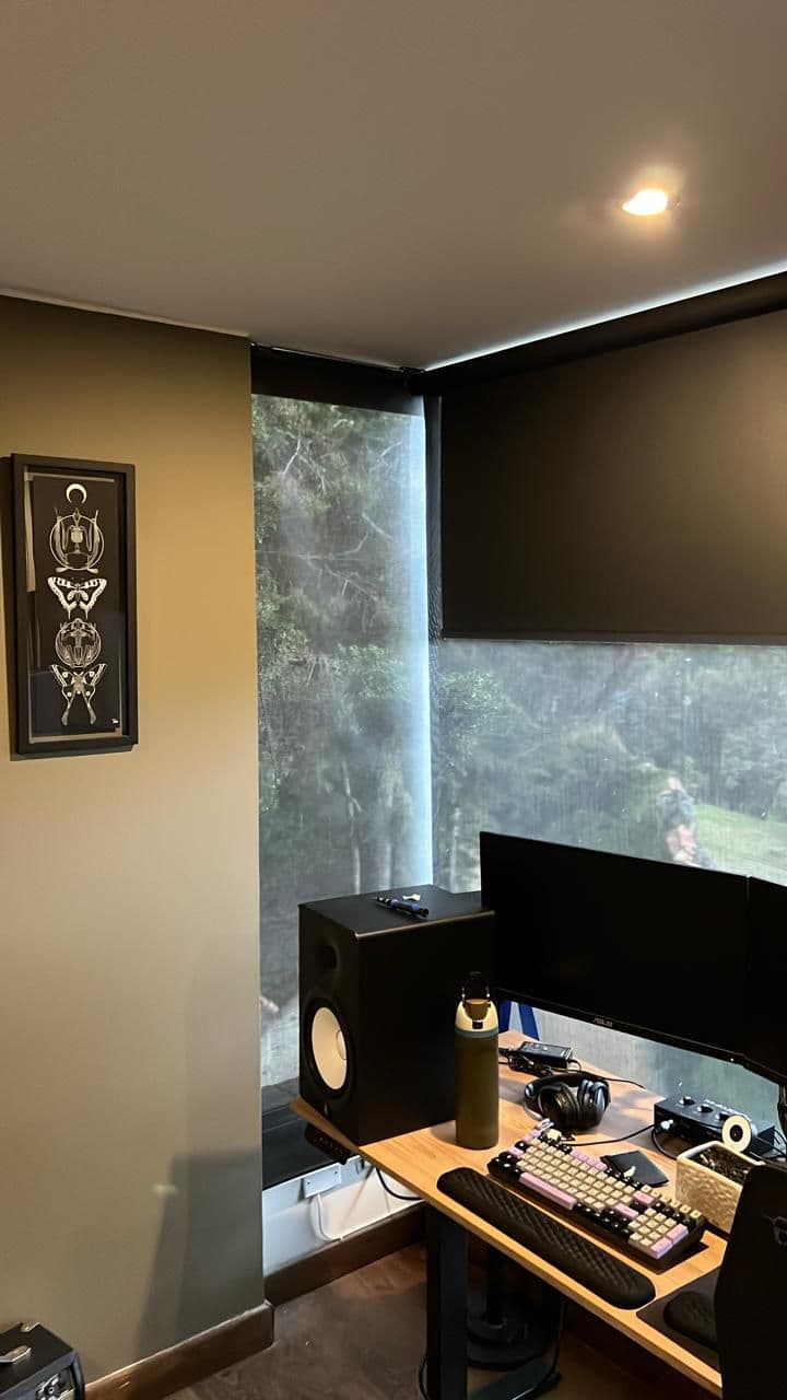 Cortinas roller blackout en esquina doble ventanal, espacio oscurecido