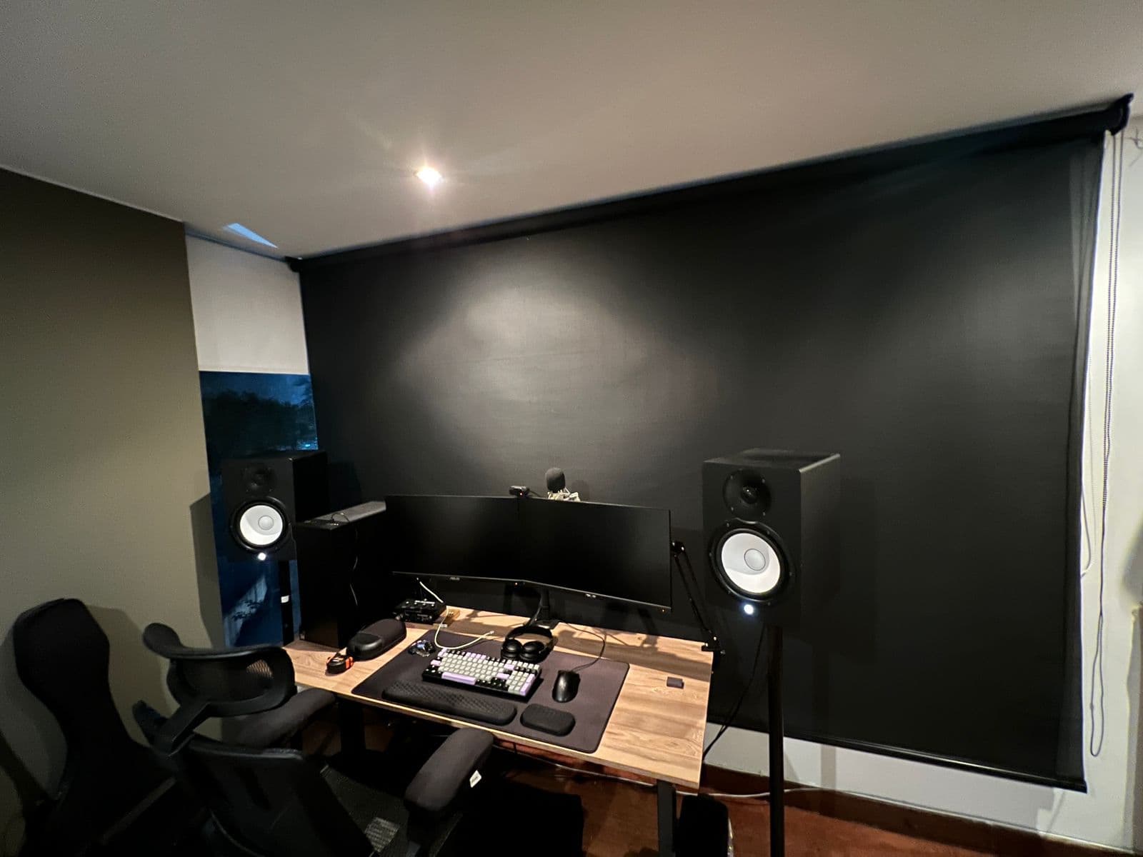 Cortina roller blackout negro instalada en home office en Bogotá