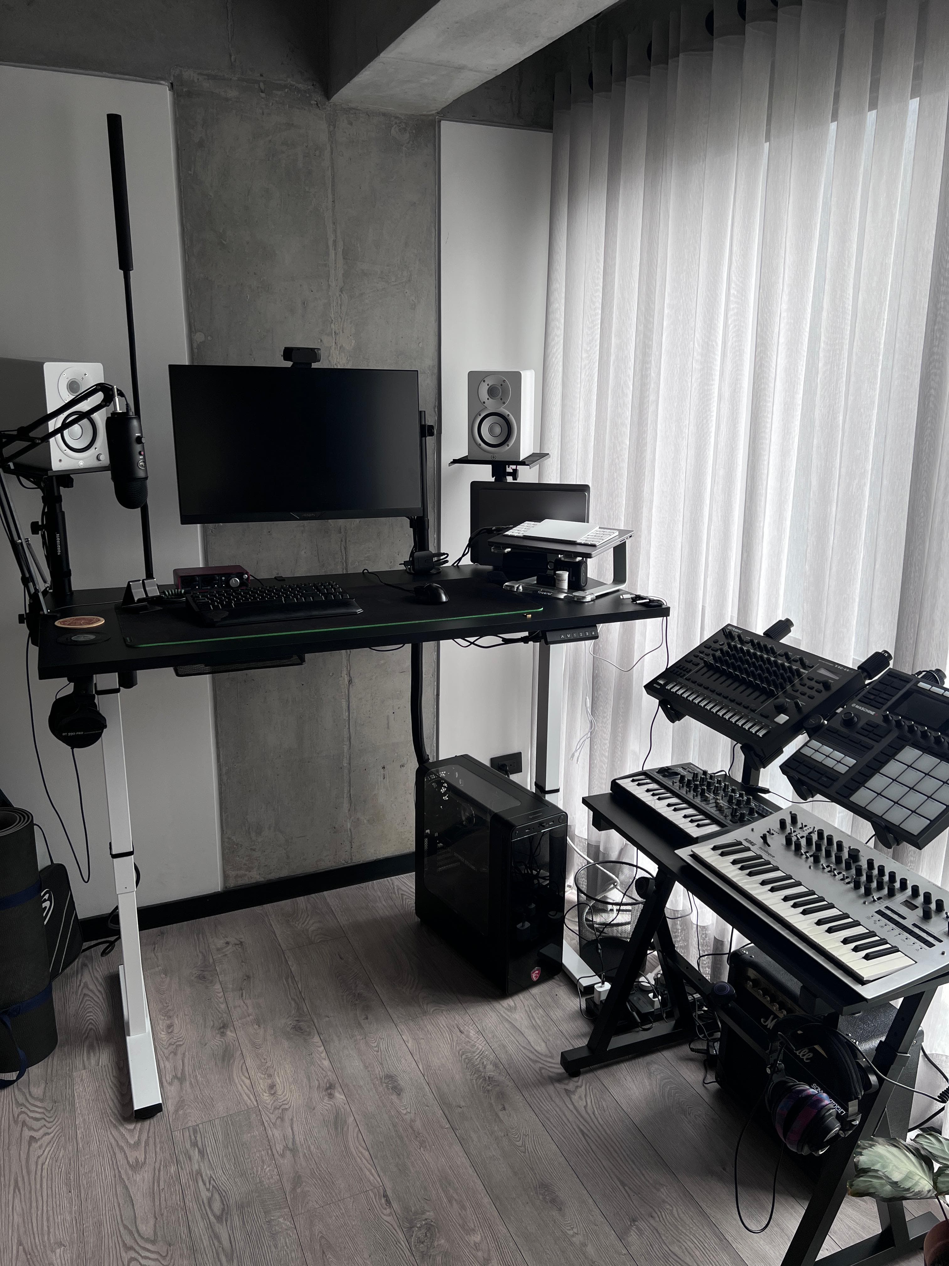 Cortinas sheer blancas en estudio de grabación con paredes de concreto