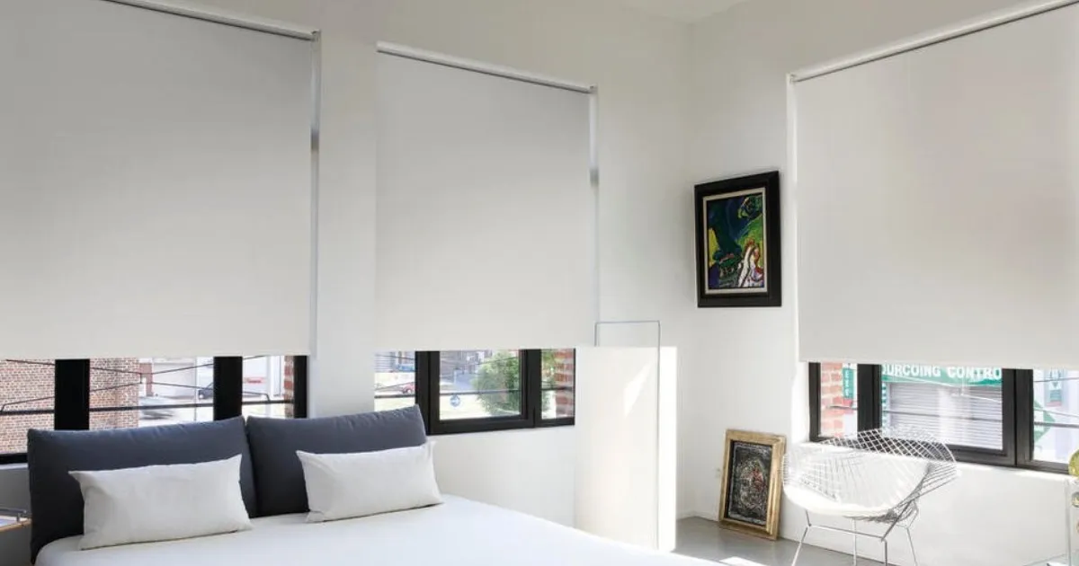 Cortina blackout oscurecedora instalada en habitación para bloquear la luz en Bogotá