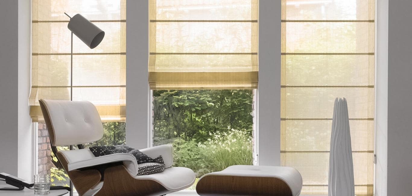 Cortinas romanas de tela con pliegues horizontales perfectos en sala de Bogotá